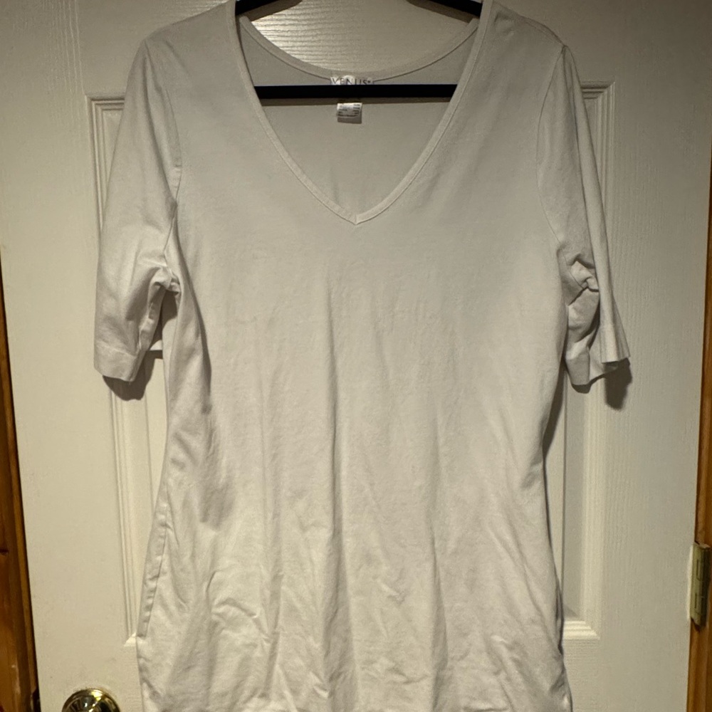 VENUS Classic White V-Neck Tee